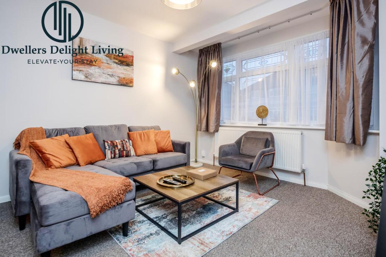 Dwellers Delight Living Ltd Serviced Accommodation Fabulous House 3 Bedroom, Hainault Prime Location ,Greater London With Parking & Wifi, 2 Bathroom, Garden Chigwell Exterior foto