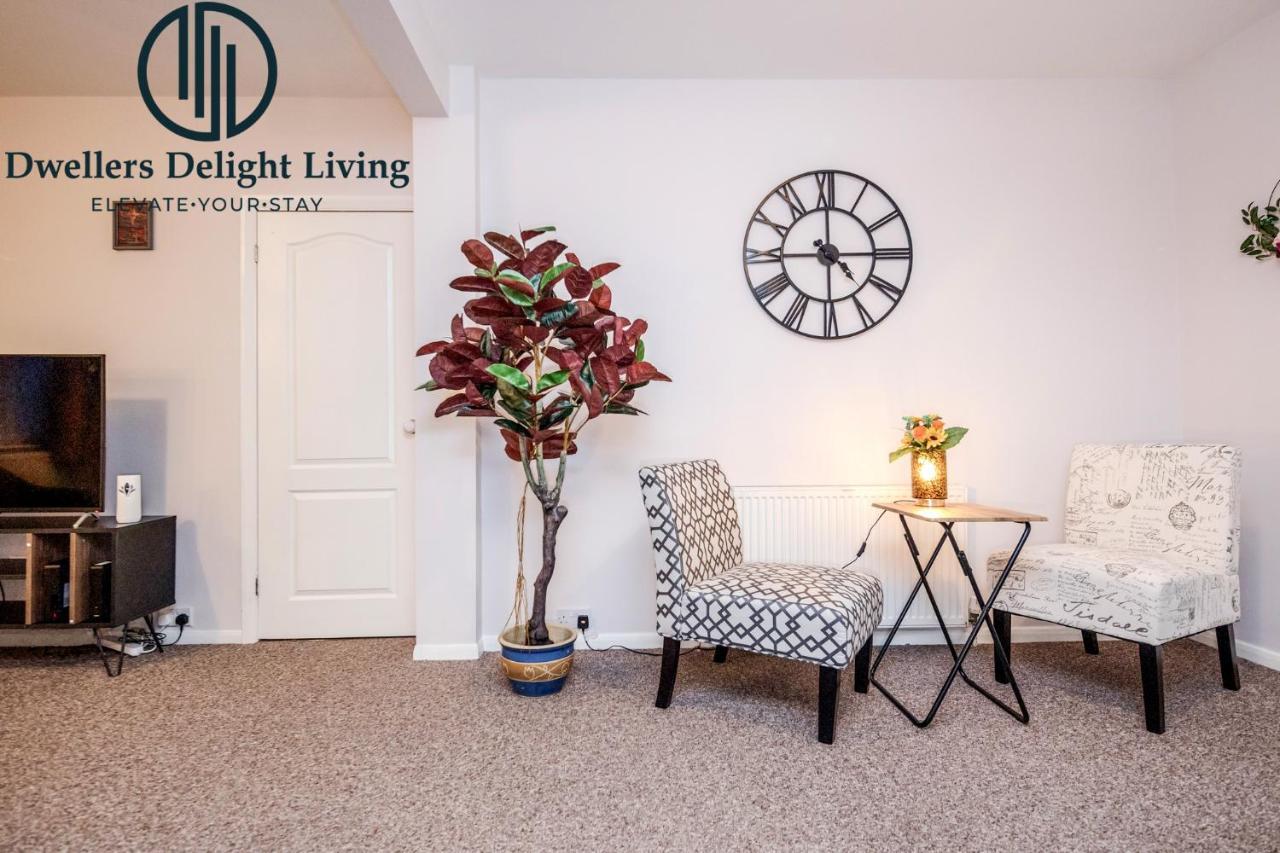 Dwellers Delight Living Ltd Serviced Accommodation Fabulous House 3 Bedroom, Hainault Prime Location ,Greater London With Parking & Wifi, 2 Bathroom, Garden Chigwell Exterior foto