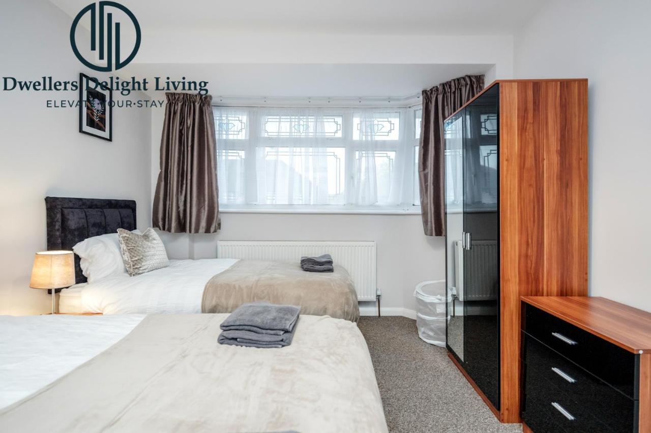 Dwellers Delight Living Ltd Serviced Accommodation Fabulous House 3 Bedroom, Hainault Prime Location ,Greater London With Parking & Wifi, 2 Bathroom, Garden Chigwell Exterior foto