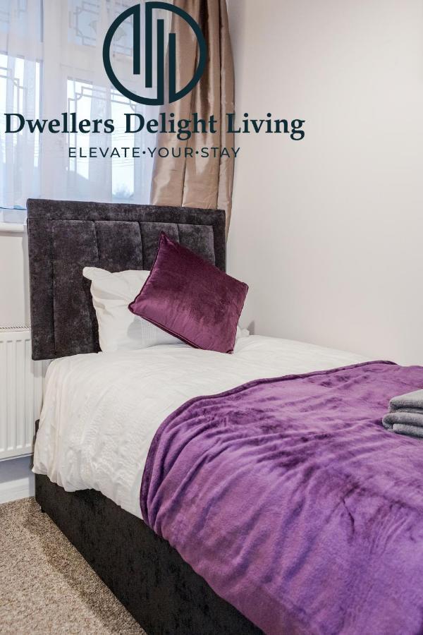 Dwellers Delight Living Ltd Serviced Accommodation Fabulous House 3 Bedroom, Hainault Prime Location ,Greater London With Parking & Wifi, 2 Bathroom, Garden Chigwell Exterior foto