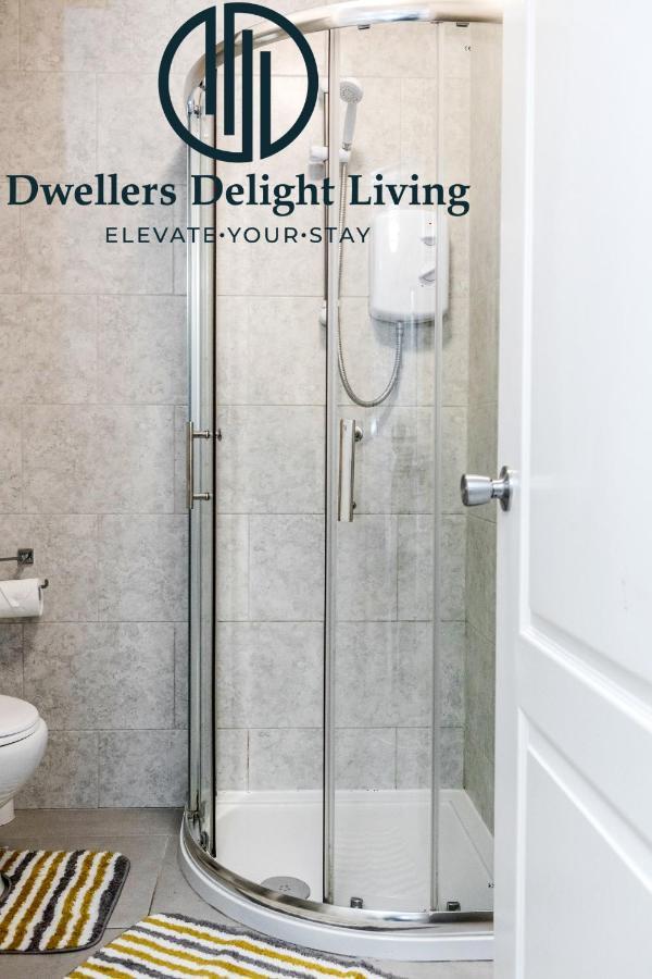 Dwellers Delight Living Ltd Serviced Accommodation Fabulous House 3 Bedroom, Hainault Prime Location ,Greater London With Parking & Wifi, 2 Bathroom, Garden Chigwell Exterior foto